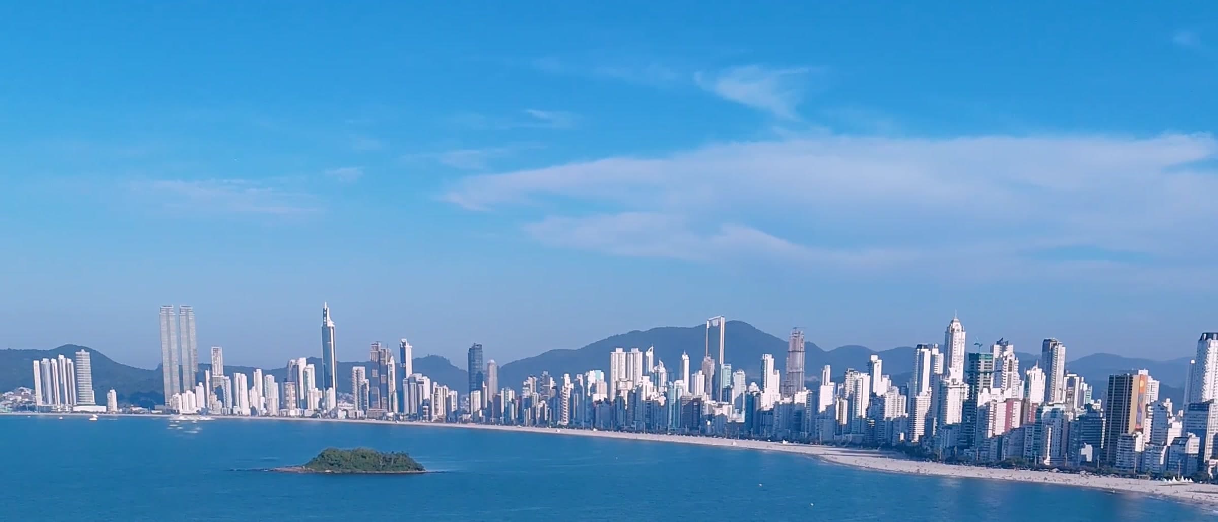 Praia Central de Balneário Camboriú vista aérea, com a Ilha das Cabras